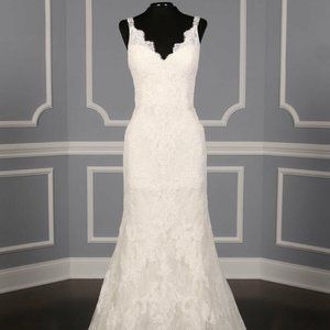 Stunning, ethereal PRONOVIAS OSERA Chantilly lace wedding dress - size 8 US